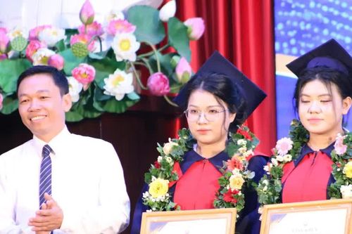 Xúc động lời thầy hiệu trưởng dặn dò tân cử nhân: 'Đừng quá bận tâm mình sẽ bắt đầu ở vị trí nào'