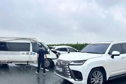 Tạm giữ tài xế Lexus chèn ép, dừng xe đột ngột trên đường cao tốc