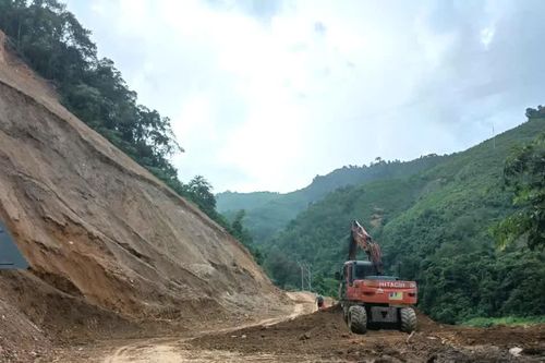 Thông tuyến đường vào hai bản vùng cao ở Nghệ An