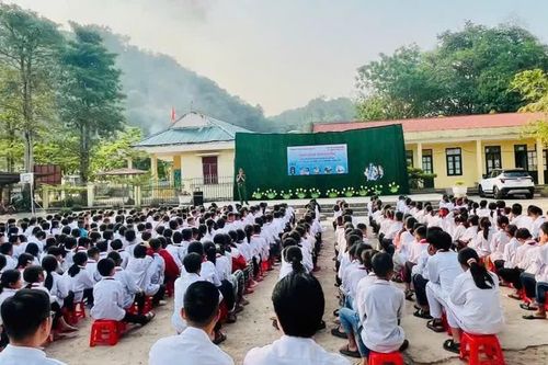 Vượt núi đưa công nghệ đến lớp học vùng cao