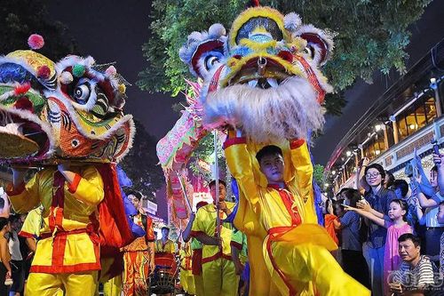 Thiếu nhi Hà Nội rộn ràng đón Đêm hội Trăng rằm bên hồ Hoàn Kiếm