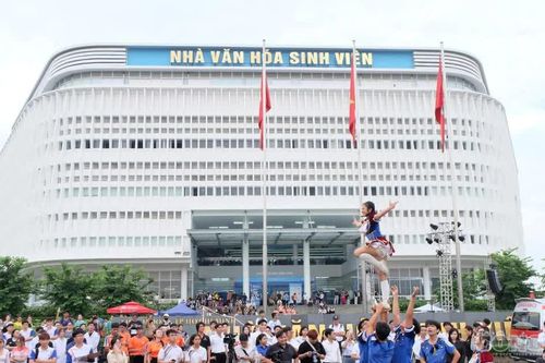 Vừa bước vào đại học, tân sinh viên TPHCM đã phải làm quen với AI, tài chính, việc làm