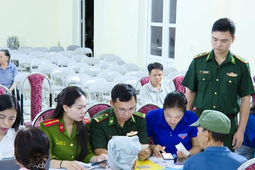 Đồn Biên phòng cửa khẩu Tén Tằn tăng cường hướng dẫn người dân sử dụng tiện ích số phục vụ đời sống