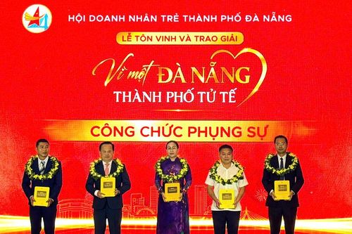 Tôn vinh 15 cá nhân đạt giải thưởng 'Vì một Đà Nẵng – Thành phố tử tế'