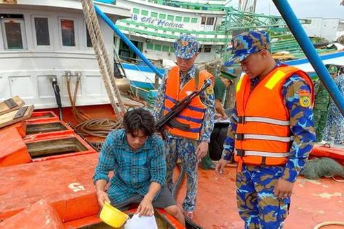 Phát hiện hơn 40.000 lít dầu không rõ nguồn gốc trên tàu cá