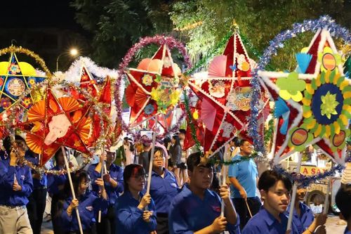 Nô nức rước đèn ông sao, ngắm pháo hoa đêm Trung thu ở xã biển Cần Giờ