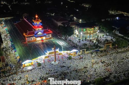 Biển người đổ về Tòa thánh Tây Ninh xem rồng nhang phun lửa