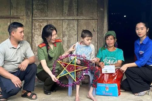 'Áo xanh' mang Trung thu ấm áp đến trẻ em vùng cao Tuyên Quang