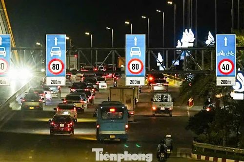 Cảnh cầu Nhật Tân ùn ứ trước giờ áp dụng quy định giữ khoảng cách