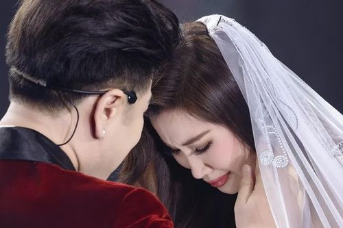 Akira Phan và vợ khóc trong lễ cưới