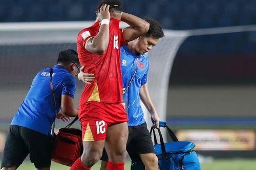 HLV Kim Sang-sik lo cho chấn thương của Xuân Son