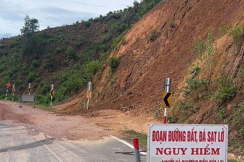 CSGT cảnh báo sạt lở đèo Phượng Hoàng, Đắk Lắk
