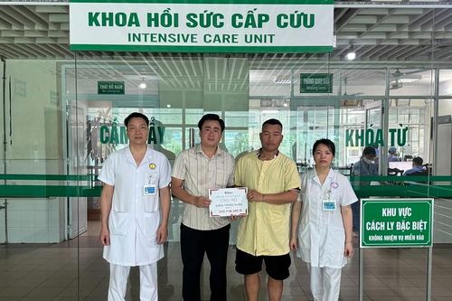 Trao hơn 310 triệu đồng của bạn đọc giúp bé Sùng Trọng Nhân bị bỏng