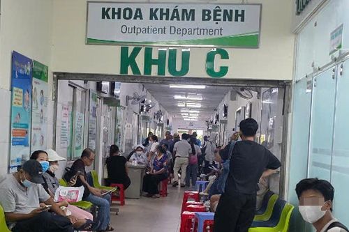 Bệnh nhân BHYT ngơ ngác vì còn thời gian nhưng đã hết số khám