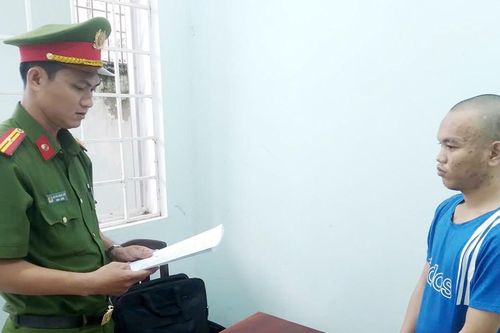 Nam thanh niên tăng ga xe máy bỏ chạy, tông trọng thương thiếu tá công an