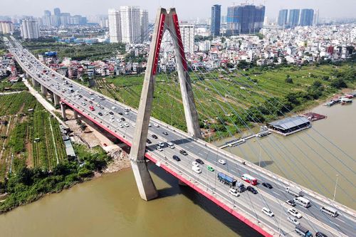 Ô tô nối đuôi, đi chậm qua cầu Nhật Tân sau khi lắp biển báo khoảng cách