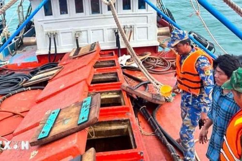 Cà Mau: Phát hiện hơn 40.000 lít dầu không rõ nguồn gốc trên biển
