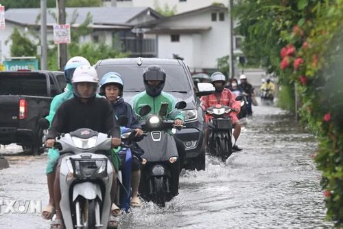 Thái Lan mở các kênh khẩn cấp hỗ trợ du khách trong vùng ngập lụt ở Bangkok