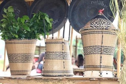 Trao truyền lửa nghề đan lát nan tre truyền thống