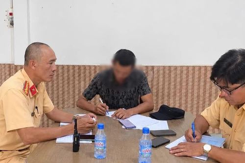 Xử phạt tài xế xe tải làm rơi vãi đất xuống đường Cộng Hòa