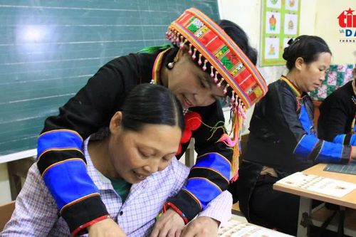 Cô giáo đứng lớp 'xóa mù' cho đồng bào Dao ở Thái Nguyên