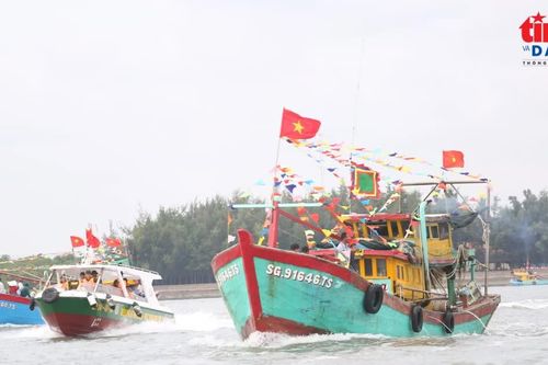 Hơn 100 tàu ghe cùng ngư dân Cần Giờ ra biển làm lễ Nghinh Ông