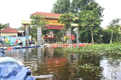 Đắp bờ, bơm nước để đưa gần 2.000 học sinh trở lại trường sau lũ