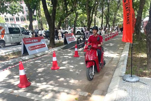 Sôi động đường lái thử xe máy điện tại Festival Tân sinh viên chuyển đổi xanh