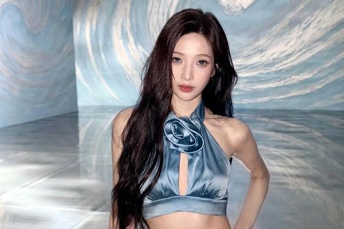 Joy (Red Velvet) khoe vóc dáng quyến rũ với thiết kế váy nửa kín nửa hở