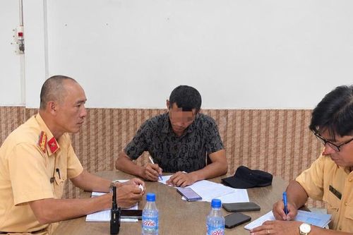 Phạt tài xế xe tải chở đất làm rơi vãi xuống đường