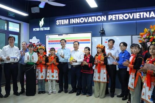 Từ vách tre vùng biên đến cánh cổng AI của Petrovietnam