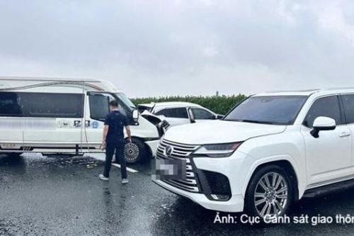Tạm giữ hình sự tài xế xe Lexus lạng lách gây tai nạn trên cao tốc
