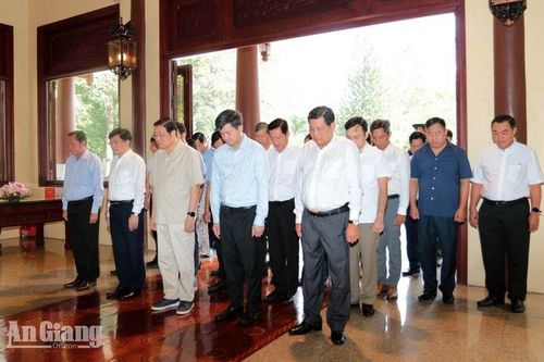 Đồng chí Phan Đình Trạc dâng hương tại Đền thờ Chủ tịch Tôn Đức Thắng, tỉnh An Giang