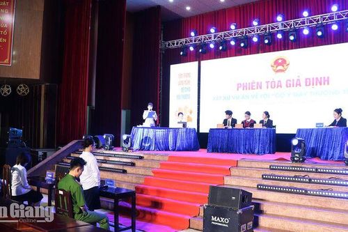 Học sinh Phú Quốc học pháp luật, kỹ năng ứng xử qua phiên tòa giả định