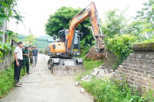 Thực hiện Nghị quyết số 15: Đồng lòng hiến đất mở rộng đường quê