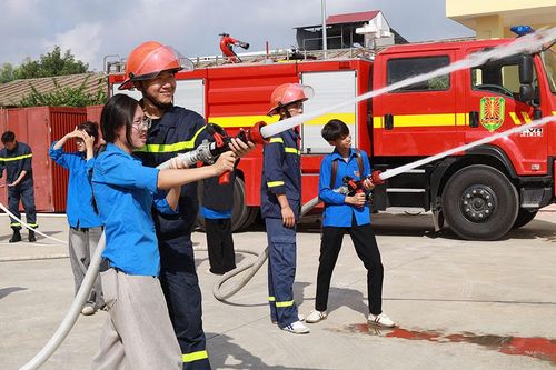 Bắc Ninh: Hơn 1.300 người tham gia trải nghiệm phòng cháy, chữa cháy