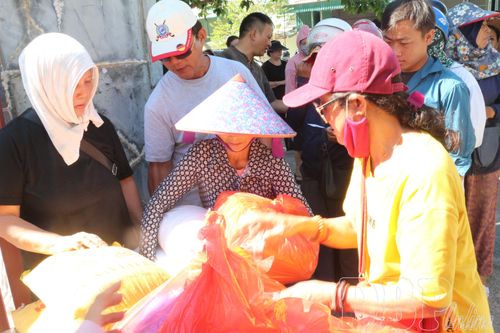 Trao quà cho hộ nghèo, trẻ em xã Thanh Nưa