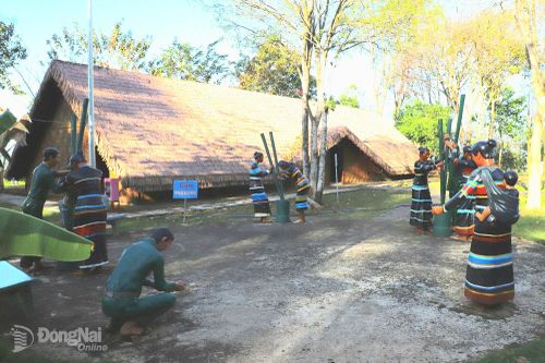 GIẢI TRÍ CUỐI TUẦN Về Bom Bo trải nghiệm tập quán giã gạo chày tay của người Xtiêng, M’nông