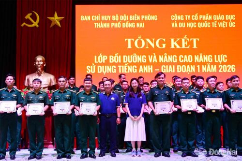 40 học viên bộ đội biên phòng tốt nghiệp lớp bồi dưỡng nâng cao năng lực sử dụng tiếng Anh