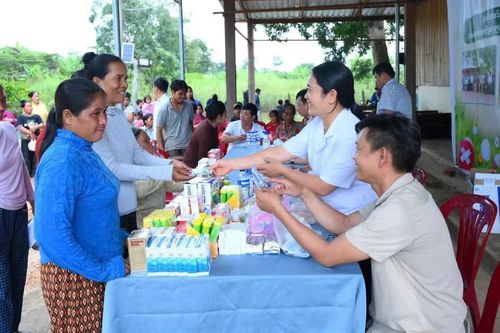 Đoàn Kinh tế - Quốc phòng 74 khám bệnh, cấp thuốc cho công nhân và người dân Campuchia