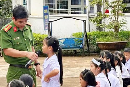 Tuyên truyền pháp luật cho 3.200 học sinh tại xã Bàu Cạn