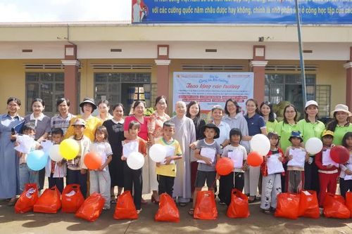 Bàn giao giếng nước, nhà vệ sinh, trao quà cho học sinh ở xã Ia Phí và An Phú