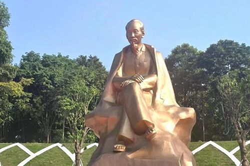 Tượng đài Bác Hồ với ngày hội non sông cao 7,5 m trên núi Nghĩa Lĩnh