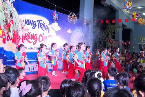 Vùng 4 Hải quân phối hợp trao 3.000 suất quà và 100 suất học bổng dịp Tết Trung thu