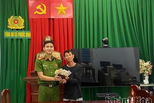 Nhặt được ví tiền, người dân xã Phước Dinh kịp thời trao trả người đánh rơi