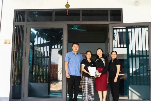 Bát Xát bàn giao kinh phí hỗ trợ làm nhà ở cho thân nhân người có công