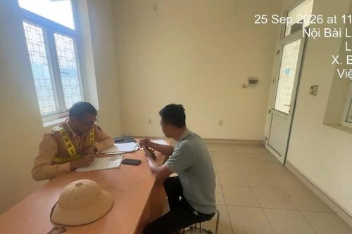 Xe đầu kéo đi ngược chiều trên cao tốc Nội Bài - Lào Cai, tài xế bị phạt 5 triệu đồng