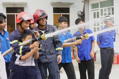 Học sinh Trường Tình thương phường Phan Thiết trải nghiệm kỹ năng phòng cháy, chữa cháy