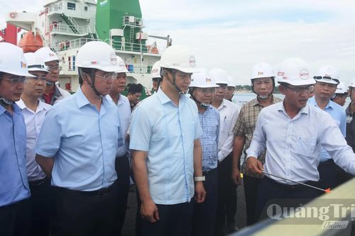 Bí thư Tỉnh ủy, Chủ tịch UBND tỉnh và các lãnh đạo tỉnh kiểm tra tiến độ thi công Khu bến cảng quốc tế Mỹ Thủy và các dự án trọng điểm