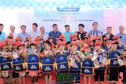 Trao tặng công trình dẫn nước sạch và tổ chức Tết Trung thu 2026 tại xã Ngọc Chiến